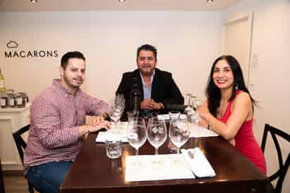 Roberto Echeverría, César Ramírez y Raquel López.