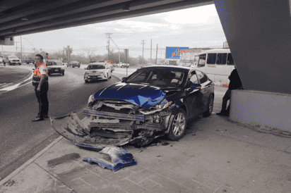 Conductor pierde el control y choca su auto contra muro de puente vehicular