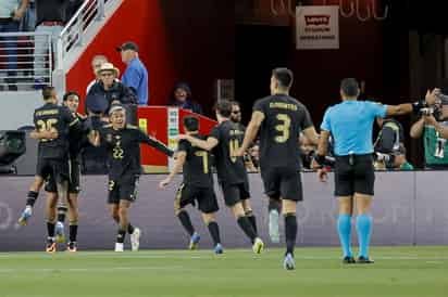 Raúl Jiménez celebra con sus compañeros el gol anotado al arranque del complemento, que a la postre sirvió para que el Tricolor derrotara a Honduras en la semifinal de la Copa Oro de la Concacaf en Santa Clara, California, donde buscarán el título ante Estados Unidos el próximo domingo en Houston.