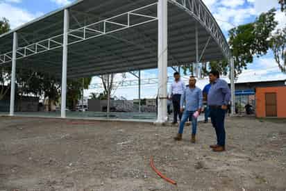 Instalan domo con cancha deportiva equipada con alumbrado.