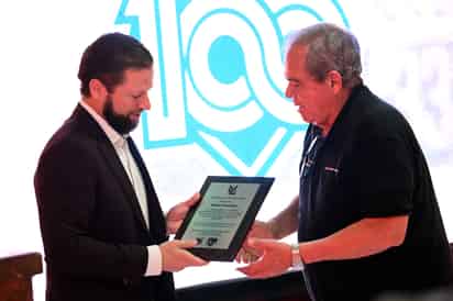 De la mano de Guillermo Murra, presidente de Algodoneros, nuestro fotógrafo Ramón Sotomayor recibió un reconocimiento.