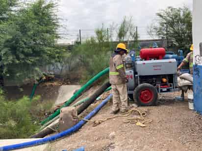 Bajan nivel de laguna de regulación en colonia Santiago Ramírez con equipos de bombeo