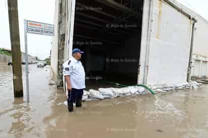 Inundaciones paralizan empresas en Torreón: más de mil trabajadores afectados en la colonia Nueva Laguna