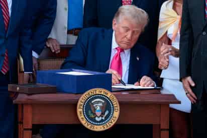 Trump firma ley de recorte fiscal y presupuestario