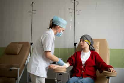 El personal de la salud debe tener las herramientas cognitivas y emocionales para tratar con el sufrimiento humano. Foto: Freepik