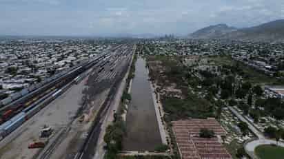 Desde semanas antes de que lloviera, trabajadores municipales acudieron a desazolvar la laguna de regulación.