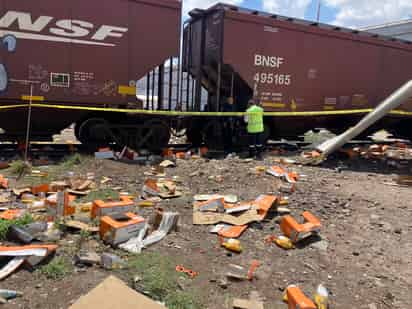 Tráiler cargado con jugos es impactado por el tren en Gómez Palacio