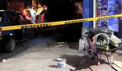 Muere albañil tras quedar 'prensado' entre dos automóviles en Saltillo