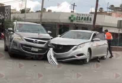 Conductora se pasa semáforo en rojo y choca con una camioneta en el Centro de Torreón