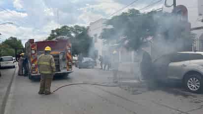 Elementos del GRL ayudan a sofocar el incendio de una camioneta en Torreón