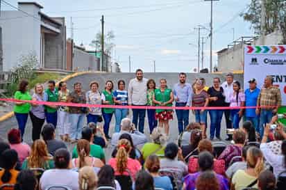 Entregan pavimentaciones y rehabilitan canchas en colonias de Monclova