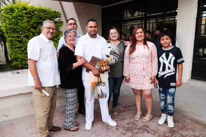 Graduado Anuar Monárrez y familia.