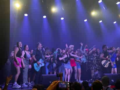 Gran concierto. Al despedirse, los integrantes de Molotov prometieron volver el próximo año a Ámsterdam. Así finalizó una tarde de
verano en un rincón de la urbe neerlandesa donde resonó el orgullo de ser mexicano.