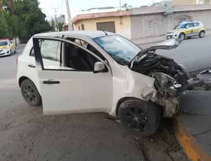 Joven conductor no respeta alto y provoca fuerte accidente en Lerdo