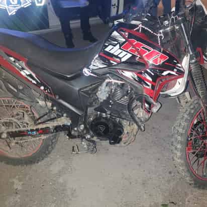 Abandonan moto tras chocar con auto estacionado en Gómez Palacio