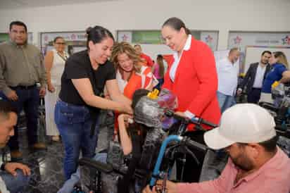 Recibe alcaldesa Leticia Herrera donación de equipos para personas vulnerables de Gómez Palacio