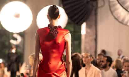 Schiaparelli apuesta por el pasado y por la desconexión en la Alta Costura de París