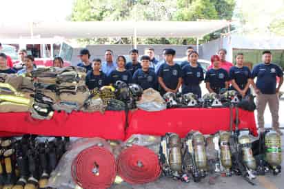 Distrito Sheldon de Houston, Texas dona equipo a Bomberos de San Pedro