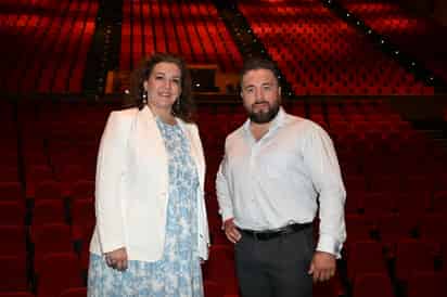 Bernardo Fierros y Mariana Chabukiani en el escenario del Teatro Nazas. EL SIGLO DE TORREÓN / Ramón Sotomayor