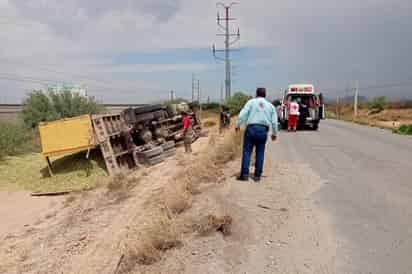 Vuelca camión cargado de alimento para ganado en la Carretera Esterito