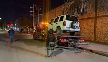 Detienen a hombre por posesión de camioneta robada