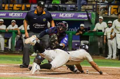 La jugada que definió el último de la serie fue esta, en la que los ampáyeres
dieron como safe la pelota en el guante de Dean Nevarez. (Cortesía)