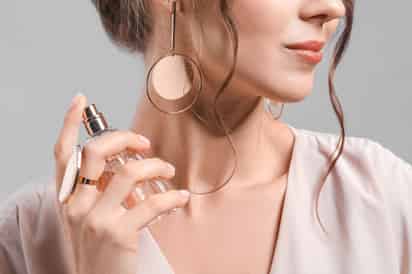 Aplica perfume en muñecas, codos y detrás de orejas sobre piel hidratada. Evita cuello, axilas y zonas húmedas para que dure más y no cause irritación.
