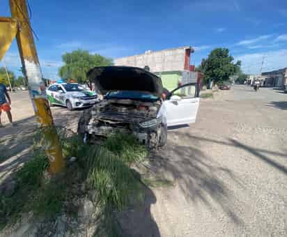 Joven conductora impacta su vehículo contra poste en Gómez Palacio
