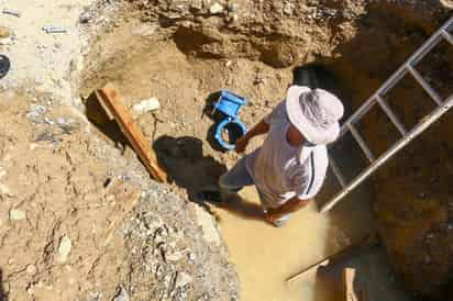 Reparan tubería de agua en Villa Sol de Ramos Arizpe