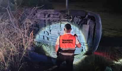 Abandonan vehículo tras impactarse en la carretera Torreón–San Pedro