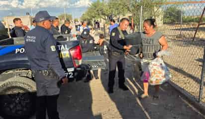 Policías del Estado entregan apoyos a familias del ejido La Trinidad