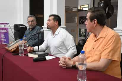 Evento. Fernando Fabio Sánchez y Gerardo García Muñoz presentaron de nueva cuenta su libro en el Archivo Municipal de Torreón, los acompañó Jaime Muñoz Vargas en comentarios.