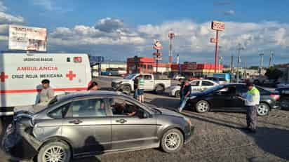 Se registra aparatoso choque frente al Centro Trailero de Gómez Palacio