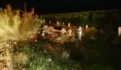 Abandonan camioneta tras volcadura en Lerdo, había envases de cerveza en el interior