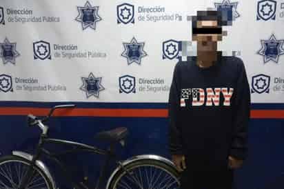 Hombre roba bicicleta en la colonia Las Carolinas y es detenido por agentes de la Policía Municipal.