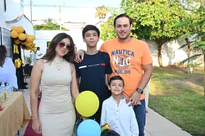 Nadia, Emmanuel, Félix y Nicolás.