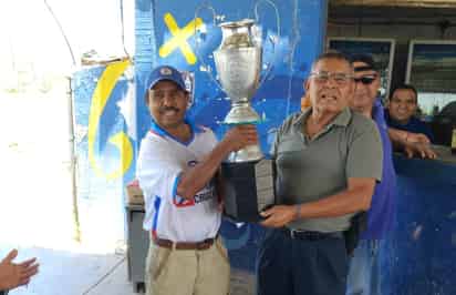 Luego del partido, el técnico de Pamteras, recibió por parte del presidente
de la Liga Circuito Especial, el trofeo que los acredita como monarcas.