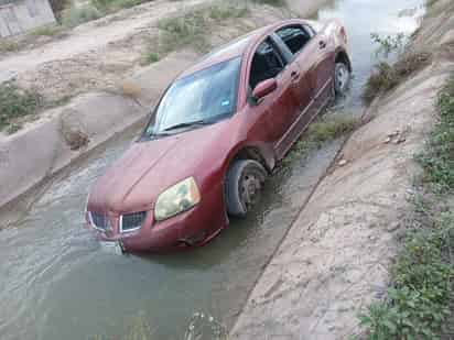 Vehículo cae a canal de riego en Matamoros; lo abandonan en el sitio