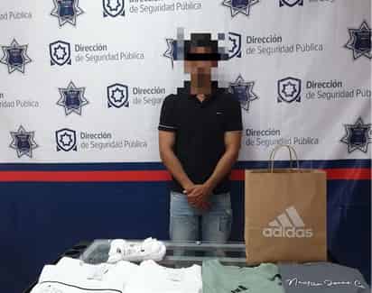 Detienen a joven por presunto robo en tienda de ropa