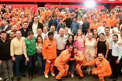 Entrega Román Alberto Cepeda uniformes al personal de La Ola