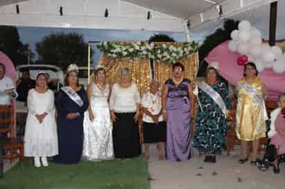 Coronan a reina del adulto mayor en el ejido Rosita de San Pedro