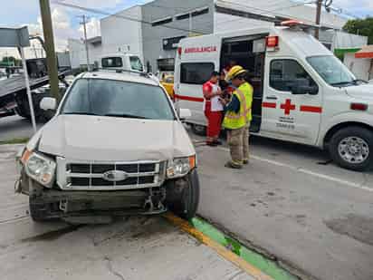 Colisión entre dos vehículos en la colonia Estrella deja daños materiales