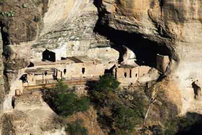 La zona arqueológica de las Cuarenta Casas es un conjunto de refugios construidos por cazadores recolectores en la Sierra Tarahumara alrededor del 1200. Foto: México Desconocido