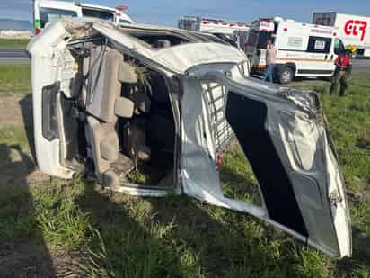 Vuelca camión de transporte; resultan 11 lesionados