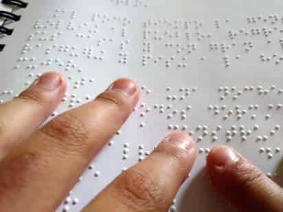 Tras años de espera, usuarios de Ver Contigo recibirán libros de texto en braille y en macrotipo