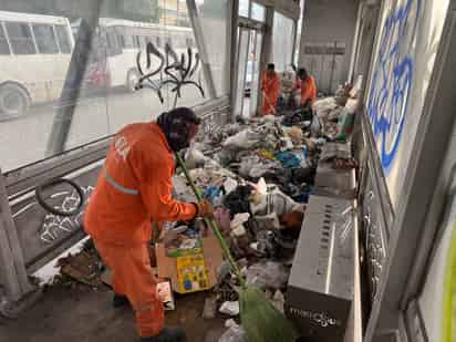 Paraderos del fallido Metrobús se convierten en basureros y refugios improvisados