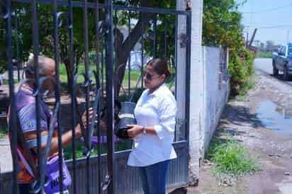 Entrega Ayuntamiento de Gómez Palacio hules para proteger viviendas durante las lluvias