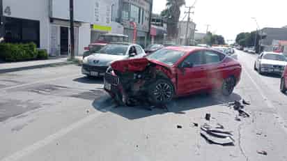Conductor de camioneta choca contra dos autos estacionados