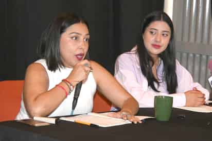 Presentadoras. La mesa fue presidida por Karla Aguilera, directora de la Fábrica de Arte, y Abigail Muñoz, directora de la compañía Colmena Teatro.