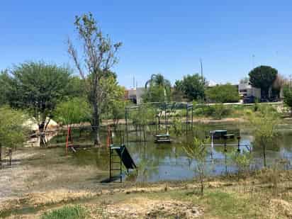 Fraccionamiento Lagos de Torreón permanece encharcado por las lluvias y aguas negras